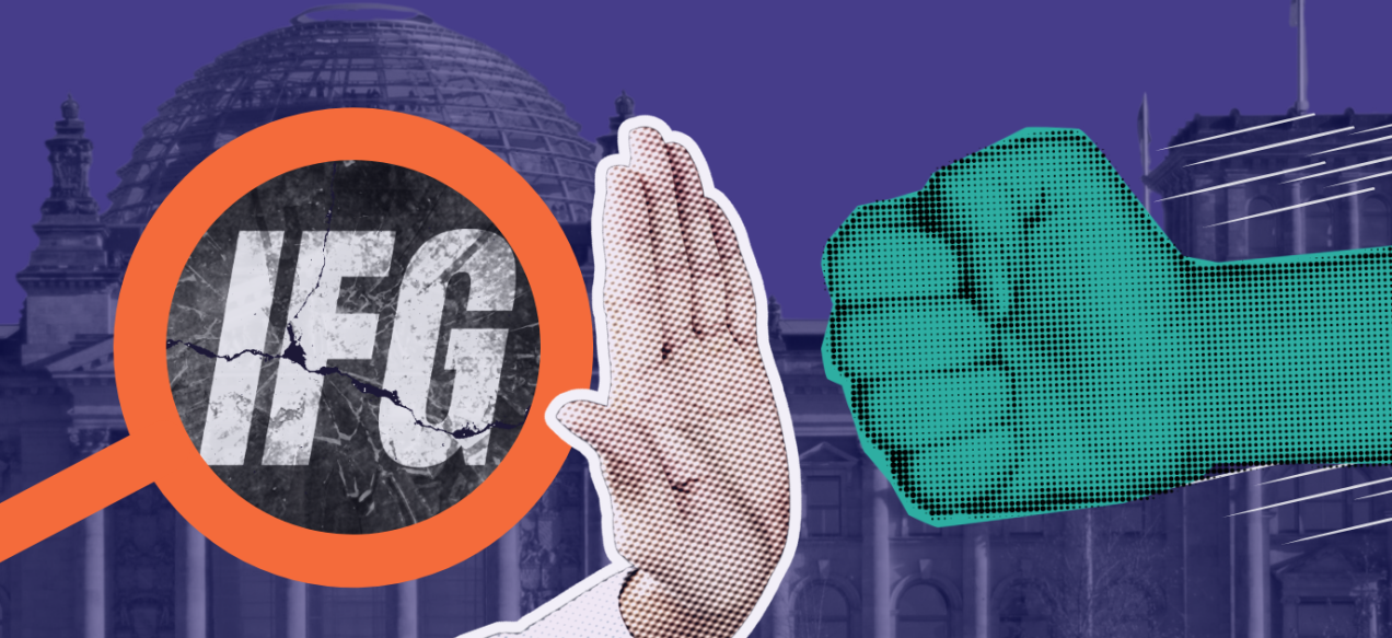 Collageartige Grafik zum Informationsfreiheitsgesetz. Vor einem dunkelviolett eingefärbten Hintergrund mit Reichstagsgebäude ist links eine orangefarbene Lupe mit der Aufschrift „IFG“ zu sehen. In der Mitte steht eine erhobene Hand als Stopp-Symbol, rechts trifft eine grün-türkis gepunktete Faust darauf.