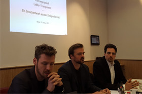 Roman Ebener von abgeordnetenwatch.de und Timo Lange von LobbyControl stellen den Gesetzentwurf für ein verpflichtendes Lobbyregister vor