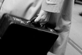 Mann mit Aktenkoffer (Symbolbild) Mann mit Aktenkoffer (Symbolbild)